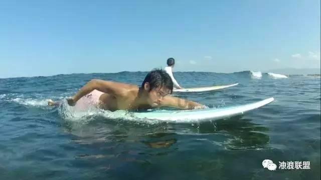 积雪阻挡不了他们探测的脚步