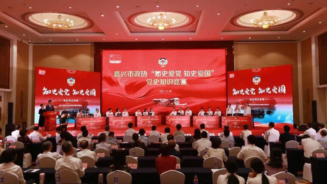 温泉之吻:揭秘男同事的隐藏面